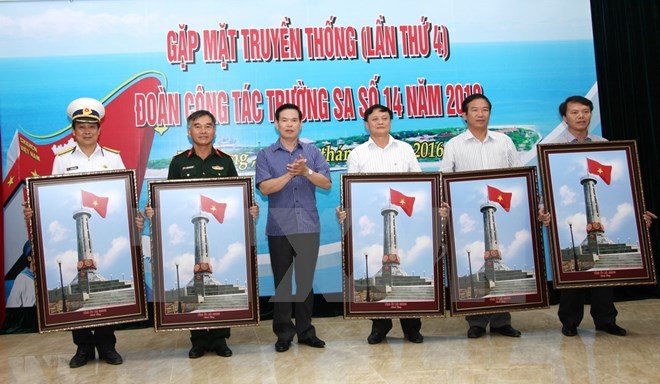 Photo exhibition on Vietnam’s sea and islands in Dong Van stone plateau - ảnh 1
